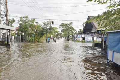 Diguyur Hujan Lebat, Sejumlah Ruas Jalan, Permukiman dan Sekolah di Tembilahan Terendam